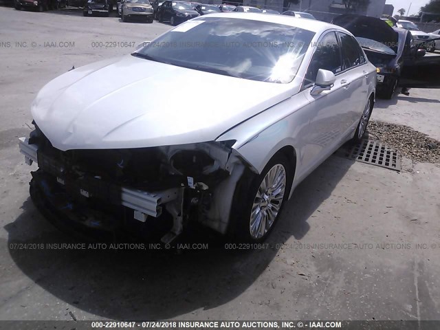 3LN6L2G95DR809478 - 2013 LINCOLN MKZ WHITE photo 2