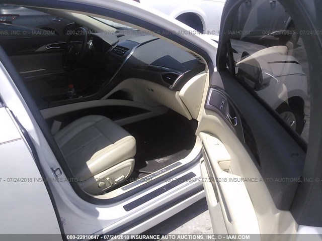 3LN6L2G95DR809478 - 2013 LINCOLN MKZ WHITE photo 5