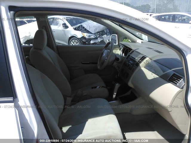 3N1BC11E49L450527 - 2009 NISSAN VERSA S/SL WHITE photo 5