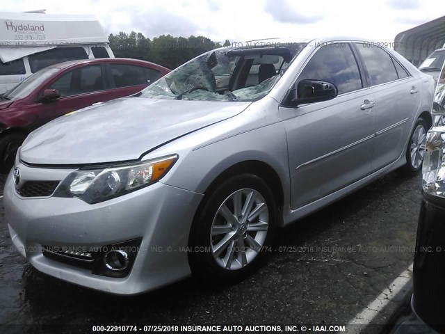 4T1BF1FKXDU257277 - 2013 TOYOTA CAMRY L/SE/LE/XLE ვერცხლისფერი ფოტო 2