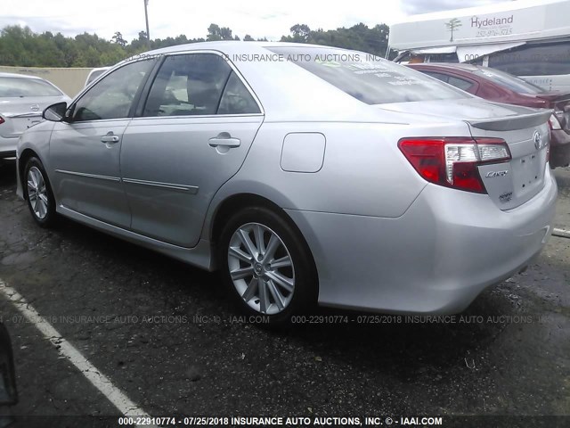 4T1BF1FKXDU257277 - 2013 TOYOTA CAMRY L/SE/LE/XLE ვერცხლისფერი ფოტო 3