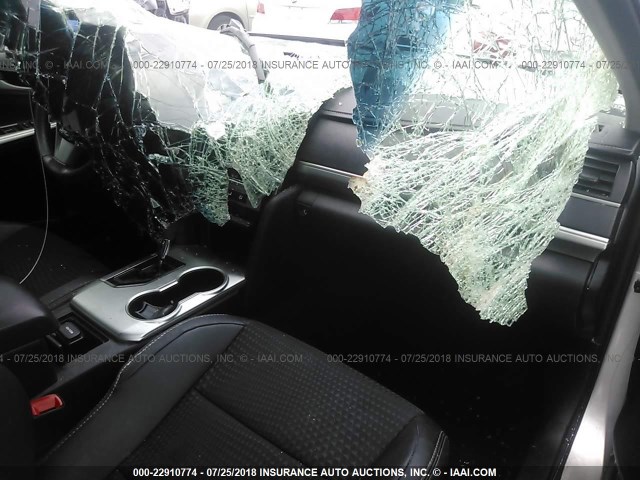 4T1BF1FKXDU257277 - 2013 TOYOTA CAMRY L/SE/LE/XLE ვერცხლისფერი ფოტო 5