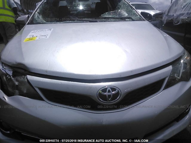 4T1BF1FKXDU257277 - 2013 TOYOTA CAMRY L/SE/LE/XLE ვერცხლისფერი ფოტო 6