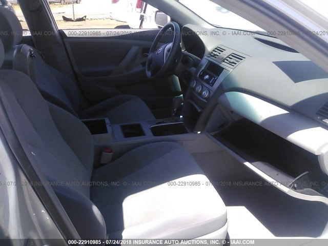 4T1BE46K29U354971 - 2009 TOYOTA CAMRY SE/LE/XLE ვერცხლისფერი ფოტო 5