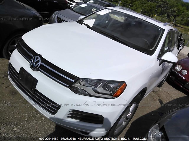 WVGEF9BP2ED006915 - 2014 VOLKSWAGEN TOUAREG V6 WHITE photo 2