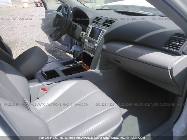 4T4BF3EK3BR156064 - 2011 TOYOTA CAMRY SE/LE/XLE თეთრი ფოტო 5