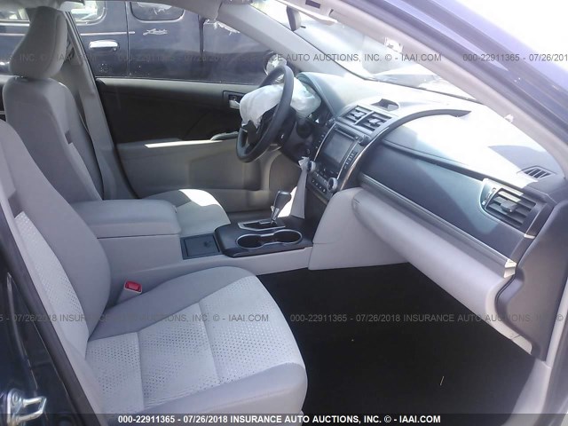 4T4BF1FK2ER420768 - 2014 TOYOTA CAMRY L/SE/LE/XLE 蓝色 照片 5