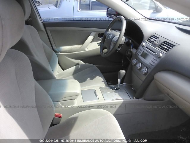 4T1BF3EK7BU681980 - 2011 TOYOTA CAMRY SE/LE/XLE წითელი ფოტო 5