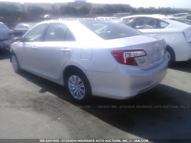4T1BF1FK4EU739020 - 2014 TOYOTA CAMRY L/SE/LE/XLE 银色 照片 3
