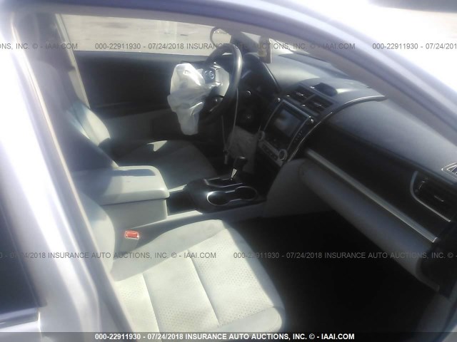 4T1BF1FK4EU739020 - 2014 TOYOTA CAMRY L/SE/LE/XLE 银色 照片 5
