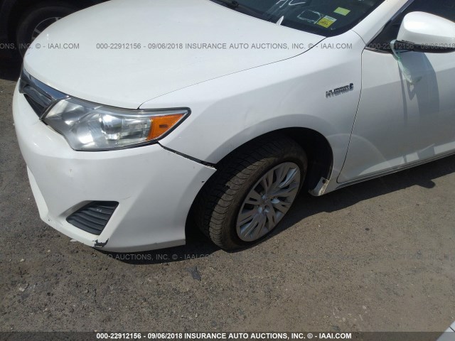 4T1BD1FK5EU112056 - 2014 TOYOTA CAMRY HYBRID/LE/XLE WHITE photo 6