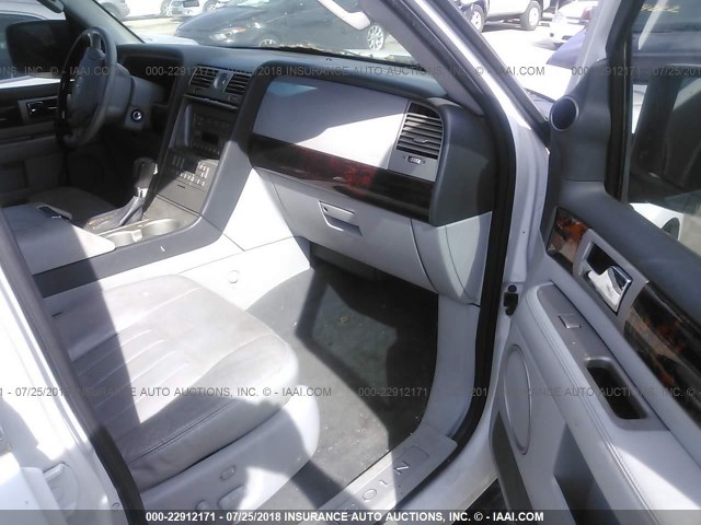 5LMFU27R34LJ20919 - 2004 LINCOLN NAVIGATOR 白色 照片 5