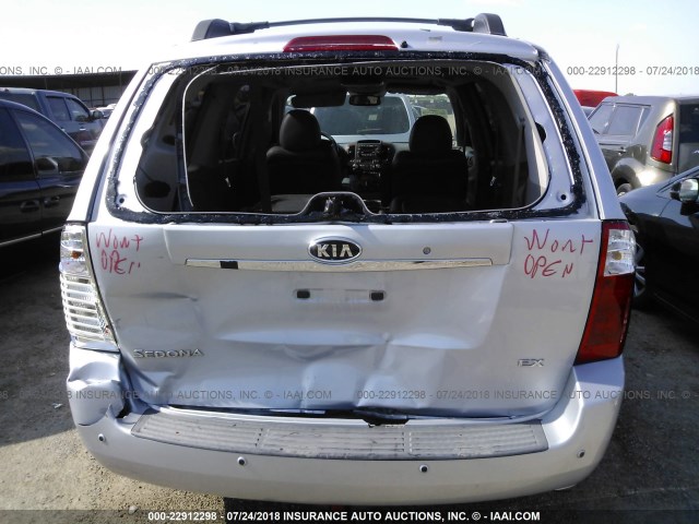 KNDMB233866053290 - 2006 KIA SEDONA EX/LX SILVER photo 6