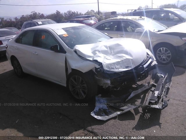 4T1BF1FK1FU041353 - 2015 TOYOTA CAMRY LE/XLE/SE/XSE WHITE photo 1