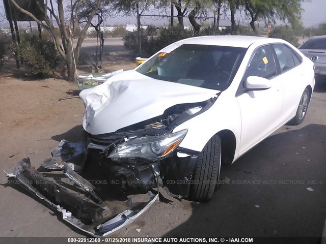 4T1BF1FK1FU041353 - 2015 TOYOTA CAMRY LE/XLE/SE/XSE WHITE photo 2
