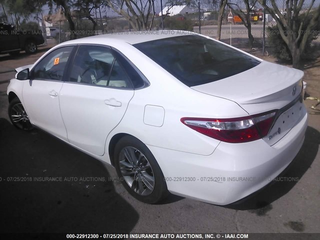 4T1BF1FK1FU041353 - 2015 TOYOTA CAMRY LE/XLE/SE/XSE WHITE photo 3