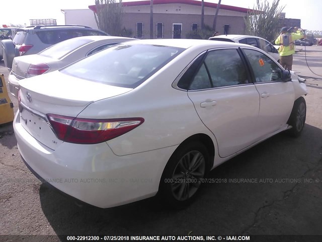 4T1BF1FK1FU041353 - 2015 TOYOTA CAMRY LE/XLE/SE/XSE WHITE photo 4