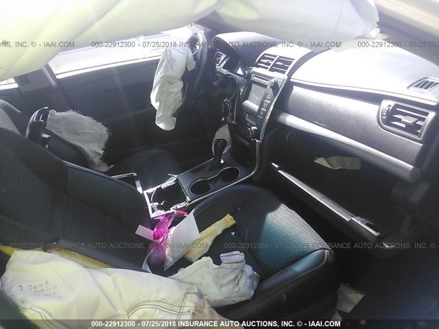 4T1BF1FK1FU041353 - 2015 TOYOTA CAMRY LE/XLE/SE/XSE WHITE photo 5