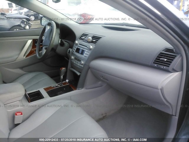 4T1BF3EK0BU221947 - 2011 TOYOTA CAMRY SE/LE/XLE 灰色 照片 5