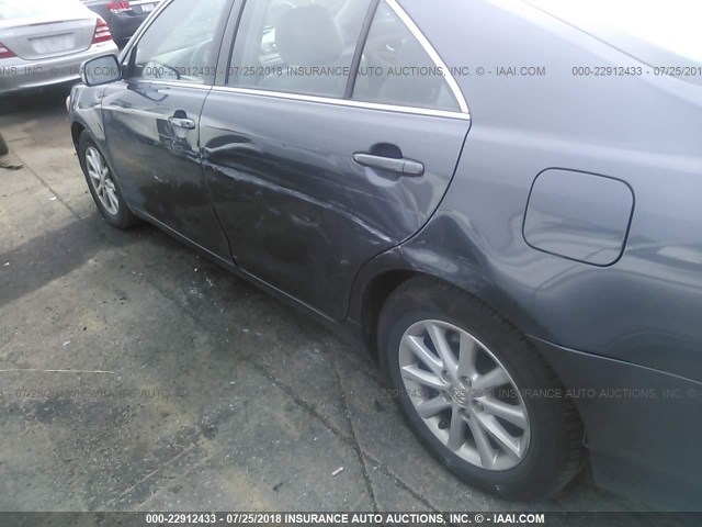 4T1BF3EK0BU221947 - 2011 TOYOTA CAMRY SE/LE/XLE 灰色 照片 6