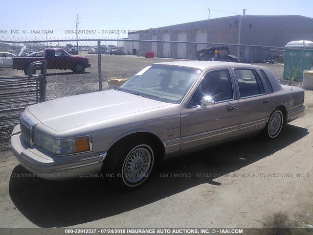 1LNLM81W2NY748272 - 1992 LINCOLN TOWN CAR EXECUTIVE თაფლისფერი ფოტო 2