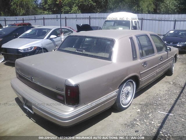1LNLM81W2NY748272 - 1992 LINCOLN TOWN CAR EXECUTIVE თაფლისფერი ფოტო 4