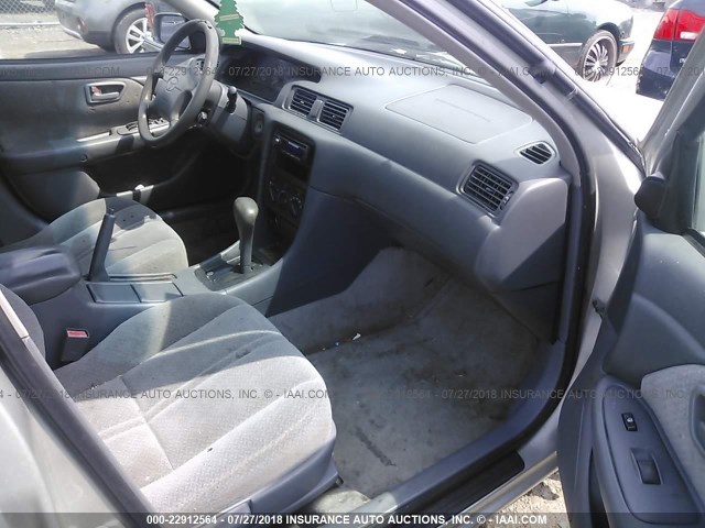 4T1BG22K41U770352 - 2001 TOYOTA CAMRY CE/LE/XLE ვერცხლისფერი ფოტო 5