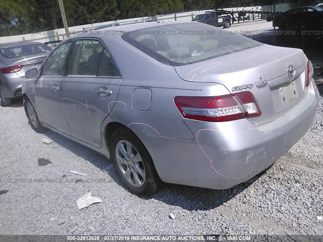 4T1BF3EK6BU137261 - 2011 TOYOTA CAMRY SE/LE/XLE SILVER photo 3