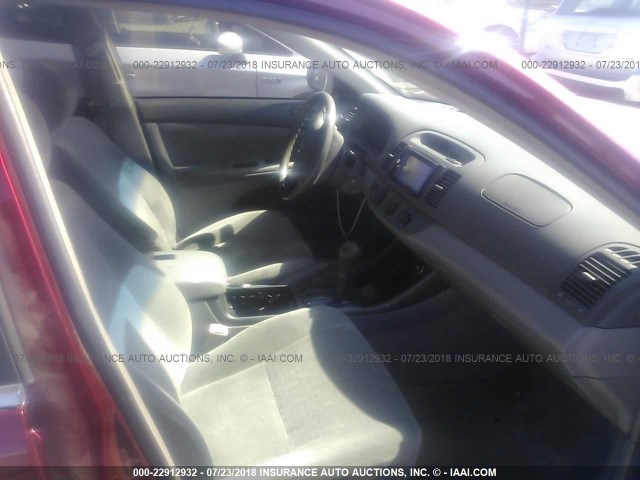 JTDBE32K240280262 - 2004 TOYOTA CAMRY LE/XLE RED photo 5