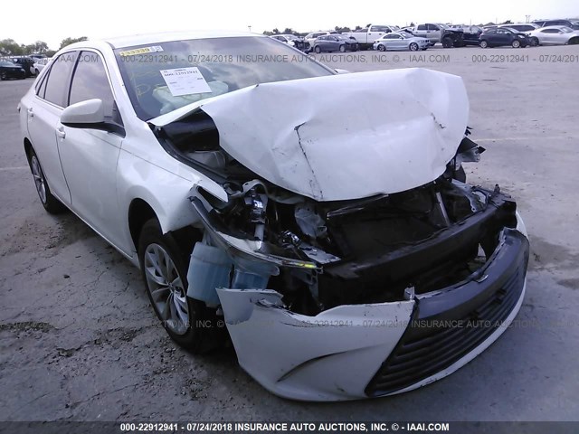 4T1BF1FK8HU703545 - 2017 TOYOTA CAMRY LE/XLE/SE/XSE 白色 照片 1
