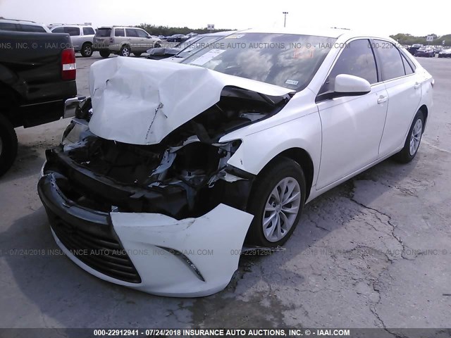 4T1BF1FK8HU703545 - 2017 TOYOTA CAMRY LE/XLE/SE/XSE 白色 照片 2