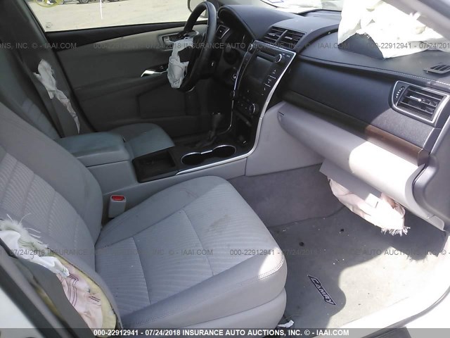 4T1BF1FK8HU703545 - 2017 TOYOTA CAMRY LE/XLE/SE/XSE 白色 照片 5