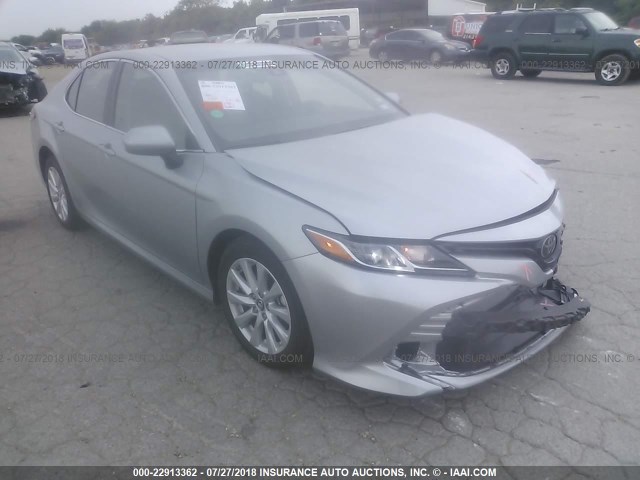 4T1B11HK4JU083309 - 2018 TOYOTA CAMRY L/LE/XLE/SE/XSE SILVER photo 1