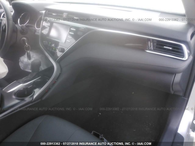 4T1B11HK4JU083309 - 2018 TOYOTA CAMRY L/LE/XLE/SE/XSE SILVER photo 5