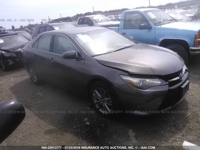 4T1BF1FK0HU311580 - 2017 TOYOTA CAMRY LE/XLE/SE/XSE 灰色 照片 1