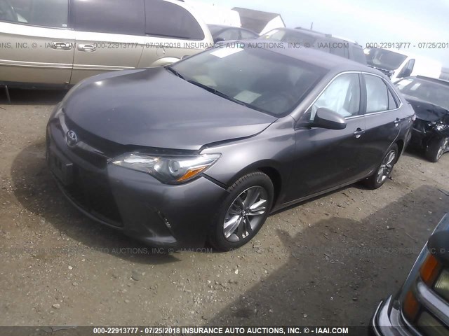 4T1BF1FK0HU311580 - 2017 TOYOTA CAMRY LE/XLE/SE/XSE 灰色 照片 2