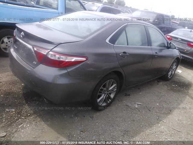 4T1BF1FK0HU311580 - 2017 TOYOTA CAMRY LE/XLE/SE/XSE 灰色 照片 4