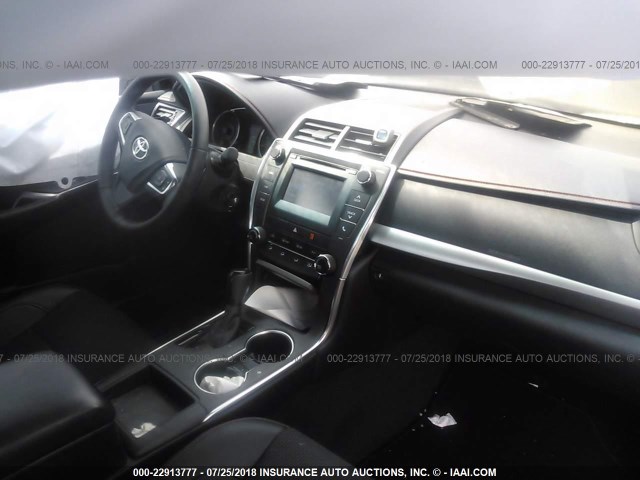 4T1BF1FK0HU311580 - 2017 TOYOTA CAMRY LE/XLE/SE/XSE 灰色 照片 5