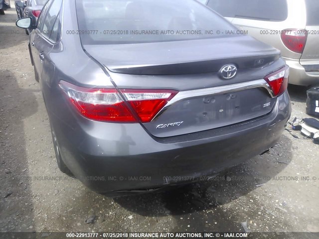 4T1BF1FK0HU311580 - 2017 TOYOTA CAMRY LE/XLE/SE/XSE 灰色 照片 6