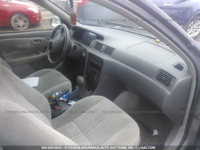 4T1BG22K3WU294053 - 1998 TOYOTA CAMRY CE/LE/XLE 金色 照片 5