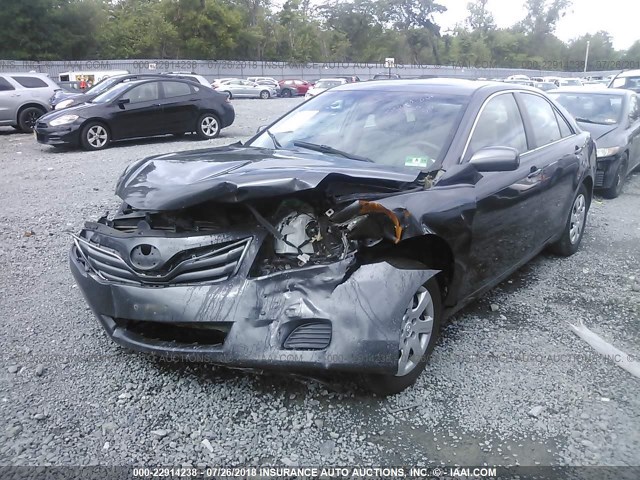4T1BF3EK5AU038865 - 2010 TOYOTA CAMRY SE/LE/XLE ნაცრისფერი ფოტო 2