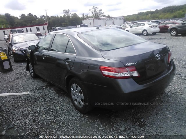 4T1BF3EK5AU038865 - 2010 TOYOTA CAMRY SE/LE/XLE ნაცრისფერი ფოტო 3