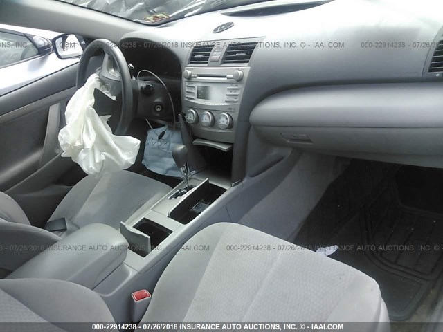 4T1BF3EK5AU038865 - 2010 TOYOTA CAMRY SE/LE/XLE ნაცრისფერი ფოტო 5