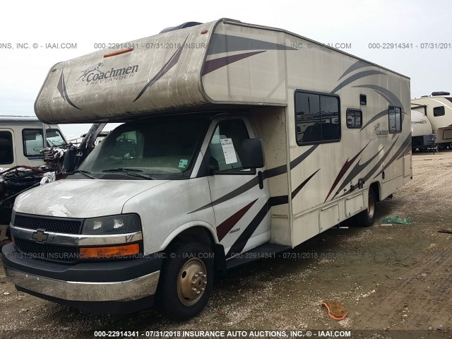 1HA6GUCG5HN003699 - 2018 CHEVROLET EXPRESS G4500  WHITE photo 2