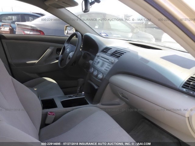4T4BF3EK3AR039888 - 2010 TOYOTA CAMRY SE/LE/XLE ოქროსფერი ფოტო 5
