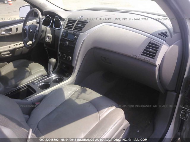 1GNLREED4AS102930 - 2010 CHEVROLET TRAVERSE LS SILVER photo 5