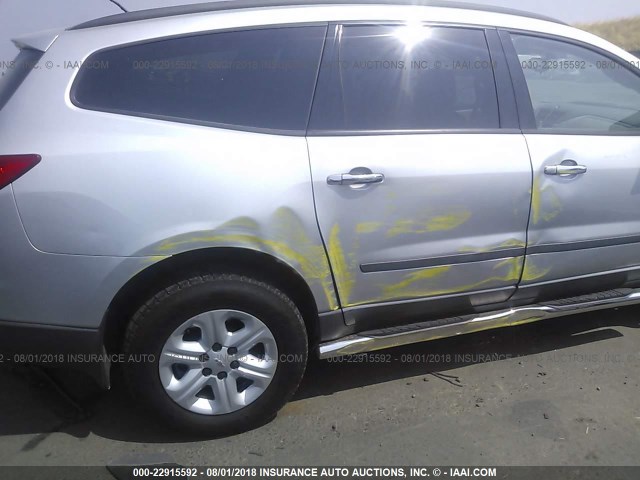 1GNLREED4AS102930 - 2010 CHEVROLET TRAVERSE LS SILVER photo 6