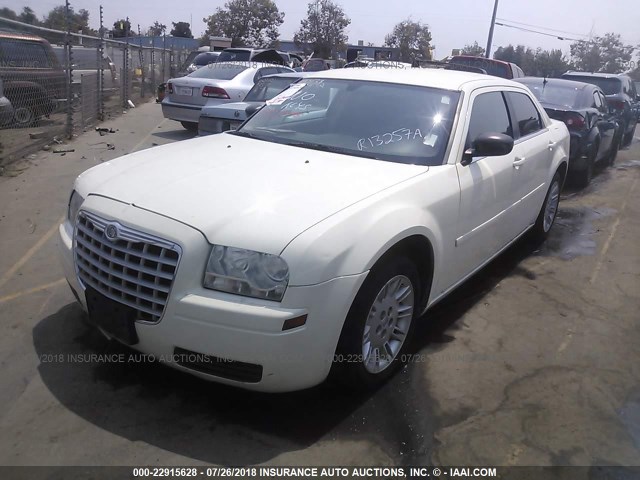 2C3JA43R75H138676 - 2005 CHRYSLER 300 WHITE photo 2