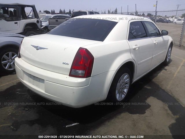 2C3JA43R75H138676 - 2005 CHRYSLER 300 WHITE photo 4