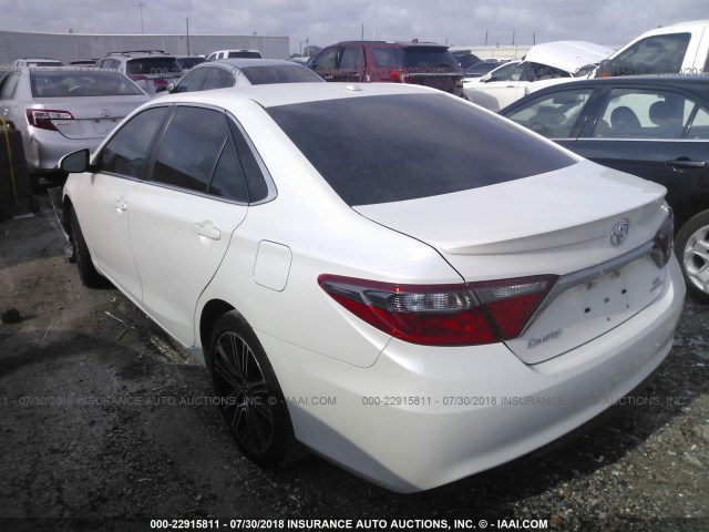 4T1BF1FK1GU187933 - 2016 TOYOTA CAMRY LE/XLE/SE/XSE 白色 照片 3